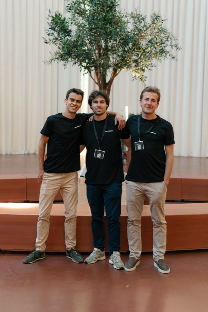 Drie teamleden poseren samen tijdens CityProof